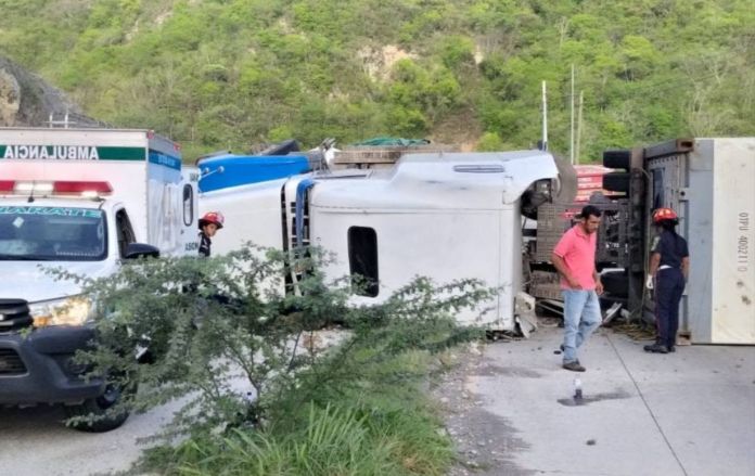 El tráiler trasladaba banano y terminó volcando en el kilómetro 64 de la ruta al Atlántico, afectando la circulación vial de norte al sur.
