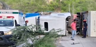 Tránsito lento en el km 64 de la ruta al Atlántico tras vuelco de tráiler que trasladaba banano El tráiler trasladaba banano y terminó volcando en el kilómetro 64 de la ruta al Atlántico, afectando la circulación vial de norte al sur.