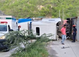 El tráiler trasladaba banano y terminó volcando en el kilómetro 64 de la ruta al Atlántico, afectando la circulación vial de norte al sur.
