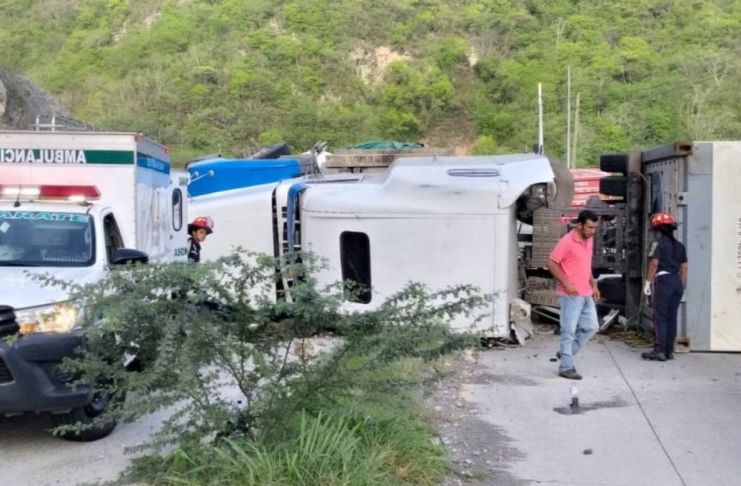 El tráiler trasladaba banano y terminó volcando en el kilómetro 64 de la ruta al Atlántico, afectando la circulación vial de norte al sur.