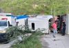 Tránsito lento en el km 64 de la ruta al Atlántico tras vuelco de tráiler que trasladaba banano El tráiler trasladaba banano y terminó volcando en el kilómetro 64 de la ruta al Atlántico, afectando la circulación vial de norte al sur.
