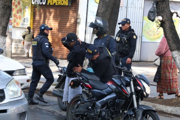 En los puntos de mayor tránsito, la PNC efectúa registro e identificación de personas con el fin de prevenir hechos delictivos en la cabecera departamental. Foto La Hora: PNC