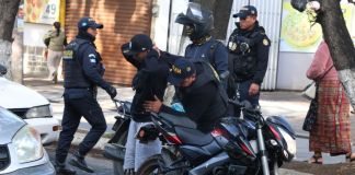 En los puntos de mayor tránsito, la PNC efectúa registro e identificación de personas con el fin de prevenir hechos delictivos en la cabecera departamental. Foto La Hora: PNC