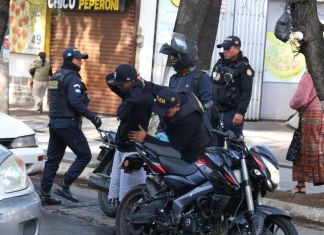 En los puntos de mayor tránsito, la PNC efectúa registro e identificación de personas con el fin de prevenir hechos delictivos en la cabecera departamental. Foto La Hora: PNC
