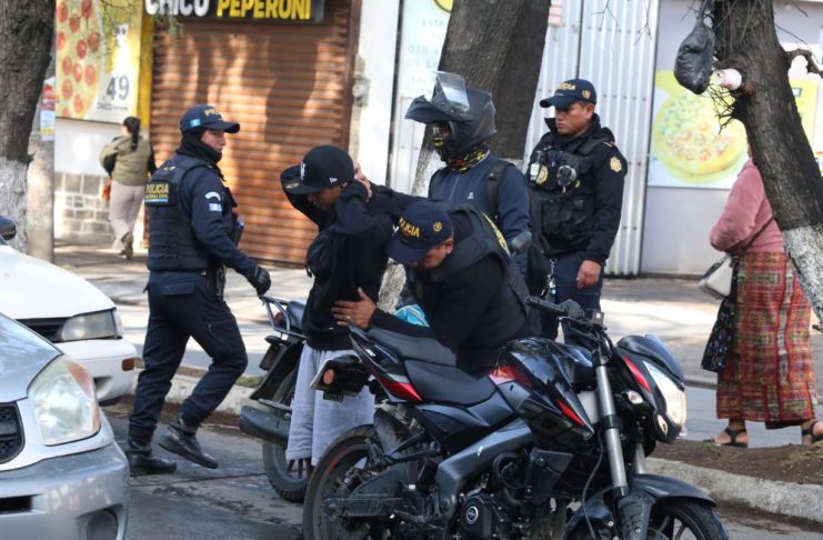 Plan Semáforo Seguro se traslada a Quetzaltenango, busca prevenir hechos delictivos y proteger el patrimonio En los puntos de mayor tránsito, la PNC efectúa registro e identificación de personas con el fin de prevenir hechos delictivos en la cabecera departamental. Foto La Hora: PNC
