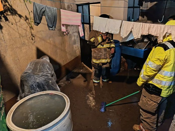 Inundaciones de viviendas por fuertes lluvias, desborde de ríos y derrumbes debido a la saturación de suelos afectan varios departamentos en este invierno. Foto La Hora: Conred