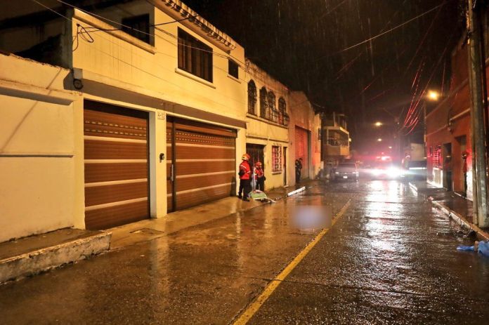 Las víctimas quedaron en la vía pública y los Bomberos Municipales atendieron la emergencia después de la medianoche. Foto La Hora: Bomberos Municipales