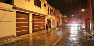 Las víctimas quedaron en la vía pública y los Bomberos Municipales atendieron la emergencia después de la medianoche. Foto La Hora: Bomberos Municipales