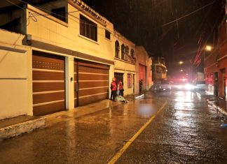 Las víctimas quedaron en la vía pública y los Bomberos Municipales atendieron la emergencia después de la medianoche. Foto La Hora: Bomberos Municipales