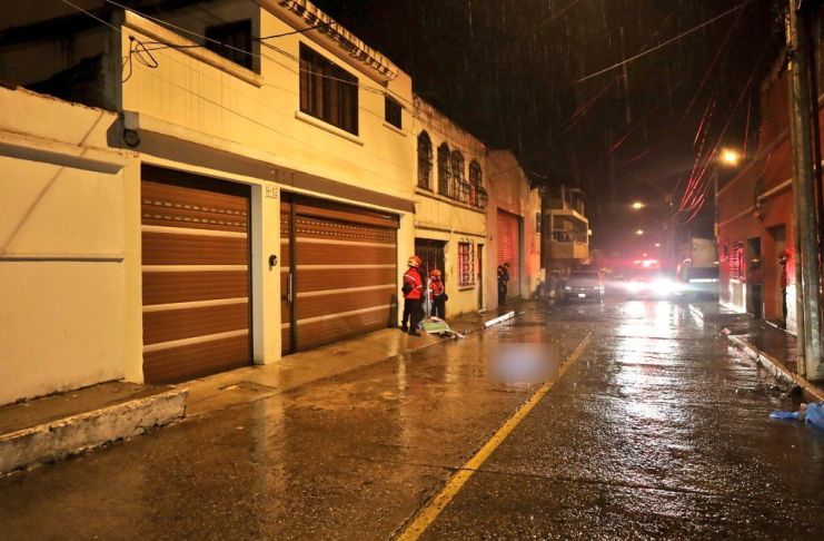 Las víctimas quedaron en la vía pública y los Bomberos Municipales atendieron la emergencia después de la medianoche. Foto La Hora: Bomberos Municipales