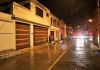 Las víctimas quedaron en la vía pública y los Bomberos Municipales atendieron la emergencia después de la medianoche. Foto La Hora: Bomberos Municipales