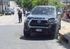 Un muerto y un herido en ataque armado cerca de club deportivo en Villa Nueva El vehículo de reciente modelo tiene varias perforaciones de bala en la parte de atrás y adelante. Foto La Hora: captura de pantalla Tránsito Villa Nueva