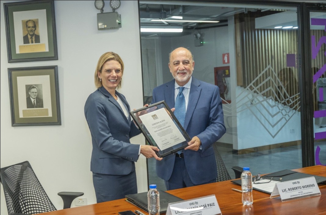Fundación Bi De izquierda a derecha: María José Paiz, gerente general de Fundación Bi; Fernando Paiz Mendoza, vicerrector académico de la UVG. Foto:Cortesía Fundación Bi.