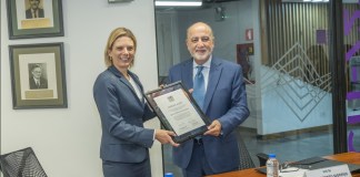 Fundación Bi obtiene certificación académica otorgada por UVG De izquierda a derecha: María José Paiz, gerente general de Fundación Bi; Fernando Paiz Mendoza, vicerrector académico de la UVG. Foto:Cortesía Fundación Bi.
