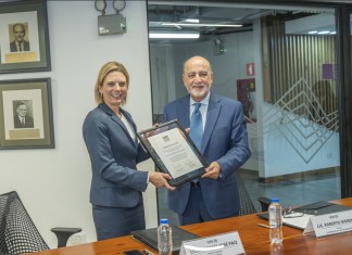 Fundación Bi obtiene certificación académica otorgada por UVG De izquierda a derecha: María José Paiz, gerente general de Fundación Bi; Fernando Paiz Mendoza, vicerrector académico de la UVG. Foto:Cortesía Fundación Bi.