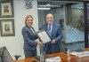 De izquierda a derecha: María José Paiz, gerente general de Fundación Bi; Fernando Paiz Mendoza, vicerrector académico de la UVG. Foto:Cortesía Fundación Bi.
