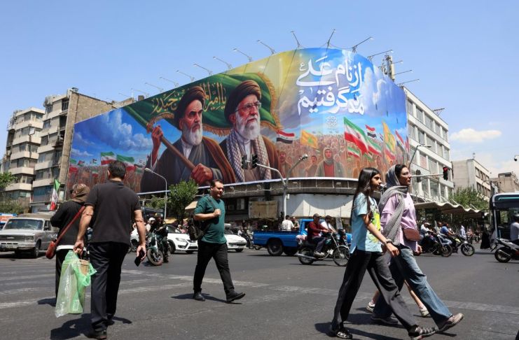 Trump dice que podría tomar Irán «mañana» si quisiera enviar soldados El presidente Donald Trump dijo que hoy bombardearán con más fuerza Irán ante el estancamiento de las negociaciones y aseguró que el país "no tiene defensas" . Foto La Hora: EFE