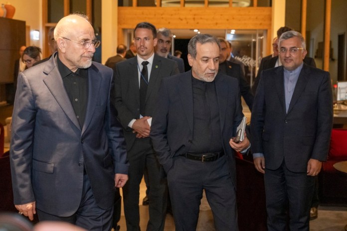 Irán busca en las negociaciones con EE.UU. lograr el fin de la guerra también en el Líbano El presidente del Parlamento de Irán, Mohamad Baqer Qalibaf (izq.), y el ministro de Asuntos Exteriores de Irán, Abás Araqchí (centro), asisten a una reunión en el complejo de Bürgenstock, en Obbürgen, cerca de Lucerna (Suiza), este domingo 21 de junio de 2026. Foto La Hora: EFE