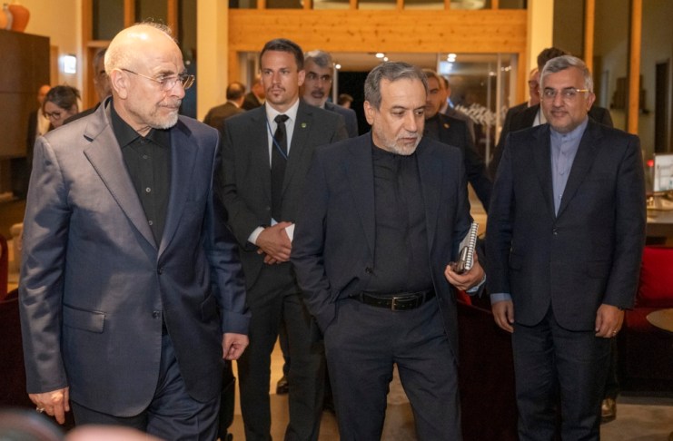 El presidente del Parlamento de Irán, Mohamad Baqer Qalibaf (izq.), y el ministro de Asuntos Exteriores de Irán, Abás Araqchí (centro), asisten a una reunión en el complejo de Bürgenstock, en Obbürgen, cerca de Lucerna (Suiza), este domingo 21 de junio de 2026. Foto La Hora: EFE