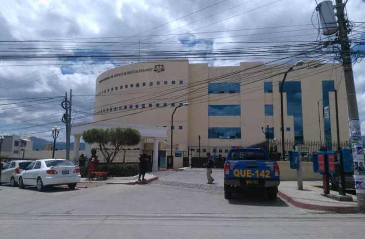 Juez se inhibe para no conocer recursos que podrían revertir libertad de exvicecónsul señalada de parricidio Un juez suplente presentó excusa a nombre del Juzgado de Mayor Riesgo de Quetzaltenango para ya no conocer el proceso contra la ex vicecónsul señalada de parricidio. Foto La Hora: Stereo 100