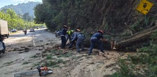 Socorristas y personal de la municipalidad de Mixco despejaron la vía tras la emergencia registrada. Foto La Hora: municipalidad de Mixco