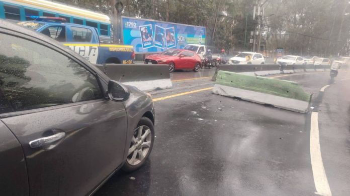 El accidente vehicular en el kilómetro 9 de carretera a El Salvador afecta el tránsito en ambos carriles de la ruta. Foto La Hora: PMT Santa Catarina Pinula
