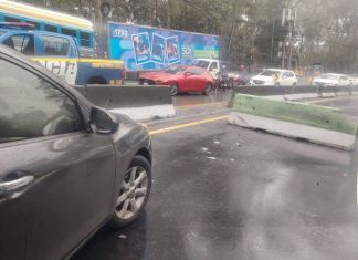 El accidente vehicular en el kilómetro 9 de carretera a El Salvador afecta el tránsito en ambos carriles de la ruta. Foto La Hora: PMT Santa Catarina Pinula