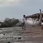 Los vecinos que residen cerca de la playa La Barrona han externado su preocupación por el incremento al oleaje. Foto La Hora: captura de pantalla El informativo de Agua Blanca/FB