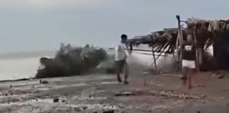 Los vecinos que residen cerca de la playa La Barrona han externado su preocupación por el incremento al oleaje. Foto La Hora: captura de pantalla El informativo de Agua Blanca/FB