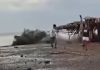 Los vecinos que residen cerca de la playa La Barrona han externado su preocupación por el incremento al oleaje. Foto La Hora: captura de pantalla El informativo de Agua Blanca/FB
