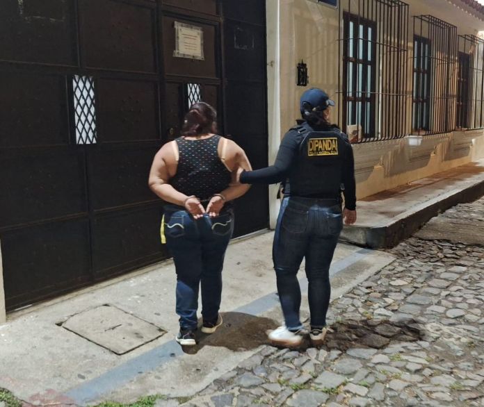 La mujer era requerida por siete juzgados de distintos departamentos señalada del supuesto delito de extorsión y lavado de dinero. Foto La Hora: PNC