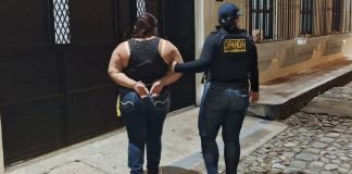 La mujer era requerida por siete juzgados de distintos departamentos señalada del supuesto delito de extorsión y lavado de dinero. Foto La Hora: PNC