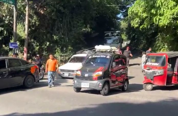 Los pobladores cerraron el paso vehicular en demanda de que se mejore el acceso principal a la comuniad.