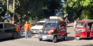 Los pobladores cerraron el paso vehicular en demanda de que se mejore el acceso principal a la comuniad.