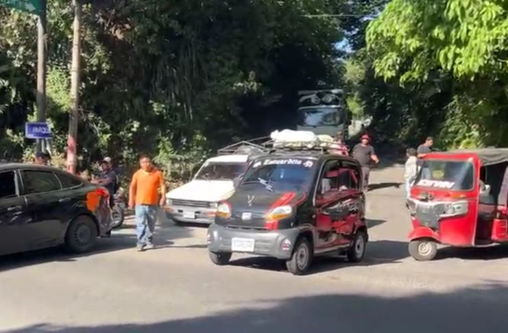 Los pobladores cerraron el paso vehicular en demanda de que se mejore el acceso principal a la comuniad.