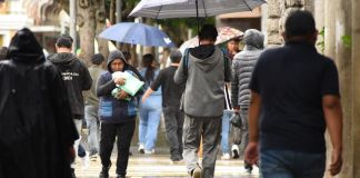 ¿Saldrá este fin de semana? Insivumeh pronostica lluvias en estas regiones de Guatemala Para el fin de semana Se prevé neblina por la mañana con un ambiente cálido y húmedo durante el día, intensificándose las lluvias por la tarde y noche.