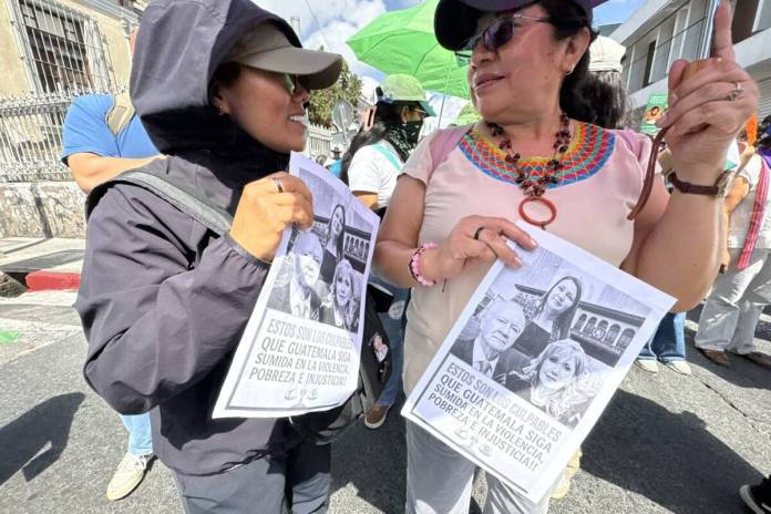 marchausacmagistrados Manifestantes en contra de Walter Mazariegos portan rostros de los magistrados Dina Ochoa, Roberto Molina Barreto y Julia Rivera, por protegerlo en amparos solicitados. Foto: La Hora / José Orozco