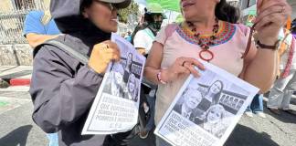 Manifestantes en contra de Walter Mazariegos portan rostros de los magistrados Dina Ochoa, Roberto Molina Barreto y Julia Rivera, por protegerlo en amparos solicitados. Foto: La Hora / José Orozco
