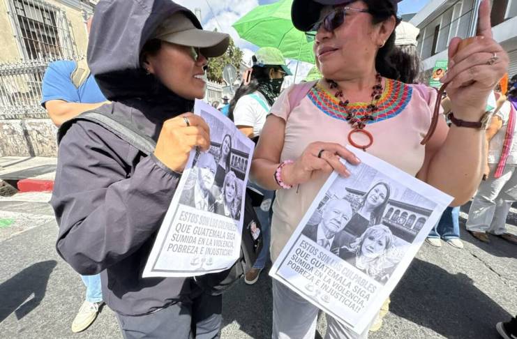 Manifestantes en contra de Walter Mazariegos portan rostros de los magistrados Dina Ochoa, Roberto Molina Barreto y Julia Rivera, por protegerlo en amparos solicitados. Foto: La Hora / José Orozco