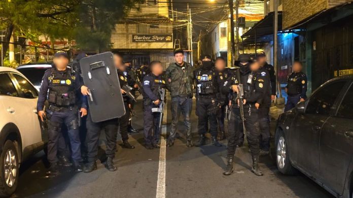 Un adulto y menor, presuntos integrantes de la Mara Salvatrucha fueron detenidos por la PNC. Ambos habrían participado en el crimen de madre e hija en la colonia La Verbena. Foto La Hora: PNC