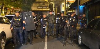 Un adulto y menor, presuntos integrantes de la Mara Salvatrucha fueron detenidos por la PNC. Ambos habrían participado en el crimen de madre e hija en la colonia La Verbena. Foto La Hora: PNC
