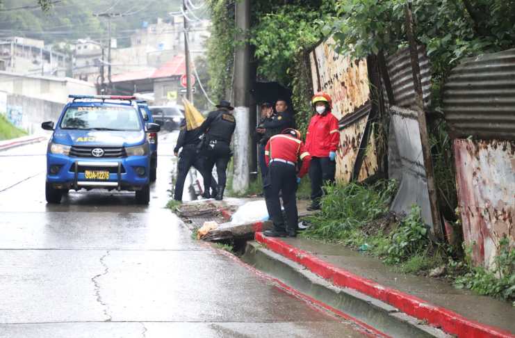 Tragedia en zona 18: menor fallece tras ser arrastrado por una corriente de agua Menor fallece tras ser arrastrado por corriente de agua. Foto La Hora: CBM.