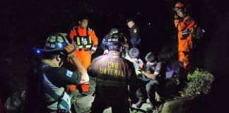 La curiosidad de los menores los llevó a ingresar un área verde del kilómetro 30 de la circunvalación al lago de Amatitlán donde se extraviaron. Foto La Hora: Bomberos Voluntarios