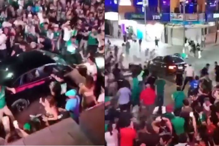 Un hombre embistió a un grupo de mexicanos que celebraban.