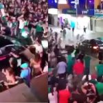 Un hombre embistió a un grupo de mexicanos que celebraban.