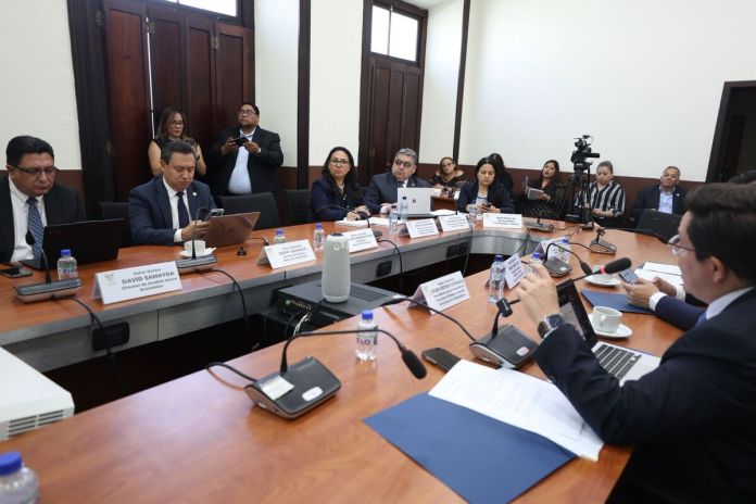 minextarjetaconsular El viceministro de Relaciones Exteriores, Eduardo Escobedo, espera que en agosto se retome la impresión de la tarjeta consular. Foto: Congreso de la República