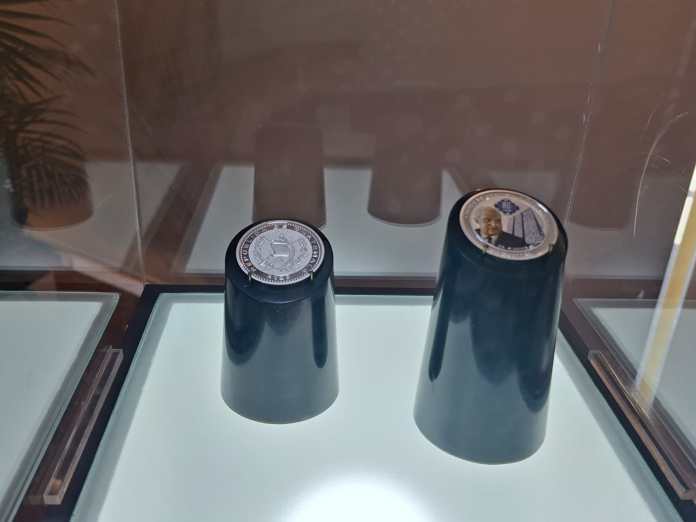 moneda2 La moneda conmemorativa por los 80 años de la fundación del Banco de Guatemala, se venderá línea. Foto La Hora