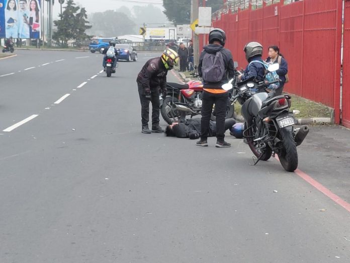La persona que manejaba contra la vía y que buscaba incorporarse a un carril de la carretera fue sancionado y deberá pagar daños por el accidente que ocasionó.