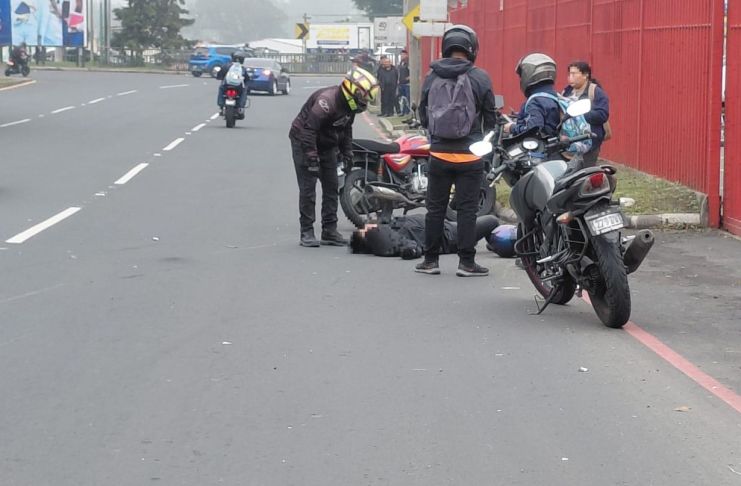 La persona que manejaba contra la vía y que buscaba incorporarse a un carril de la carretera fue sancionado y deberá pagar daños por el accidente que ocasionó.