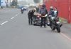 La persona que manejaba contra la vía y que buscaba incorporarse a un carril de la carretera fue sancionado y deberá pagar daños por el accidente que ocasionó.